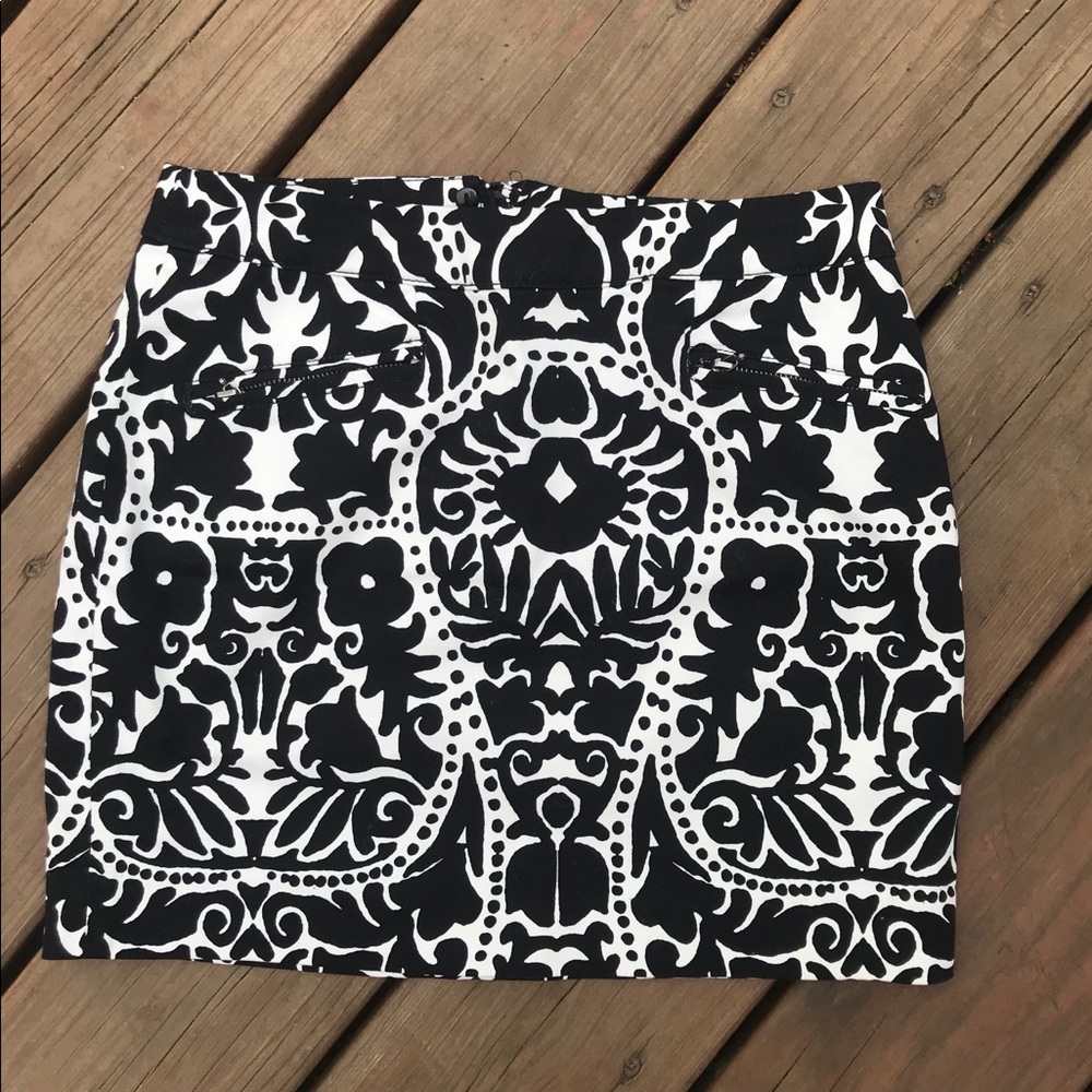 H&M Black and Cream mini skirt size 4! 🌹
